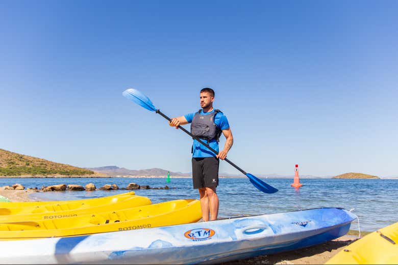 Os dejaremos el equipo de kayak para hacer la actividad