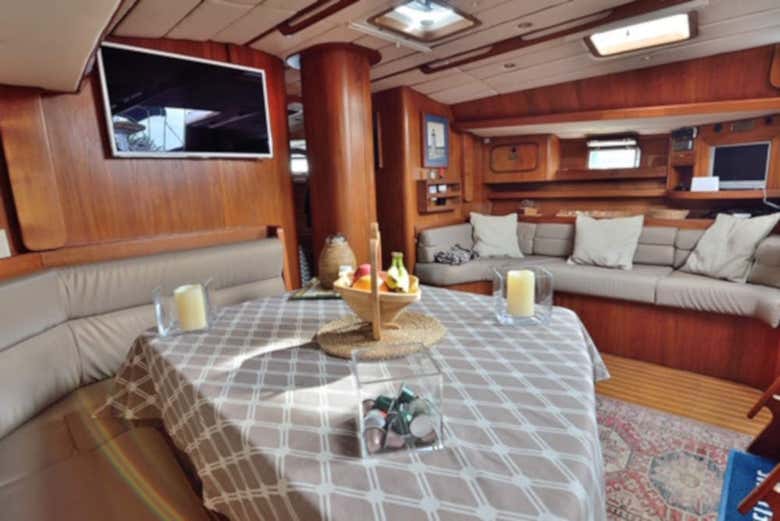 Interior del velero privado de alquiler