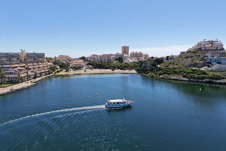 Navegando junto a la Cala del Pino
