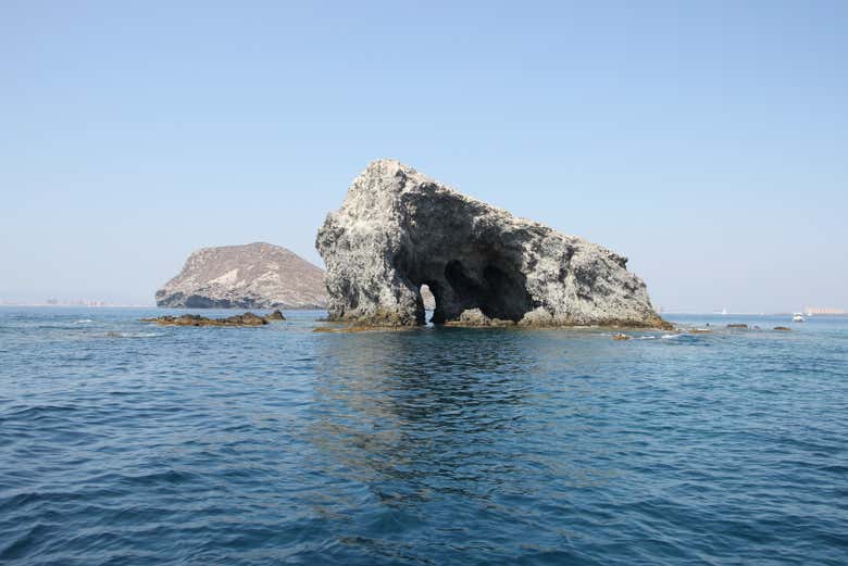 Veremos diferentes islotes y farallones de la costa murciana