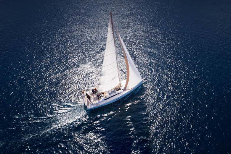 Velero navegando en el Mar Menor