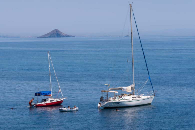 Velero junto a las costas murcianas