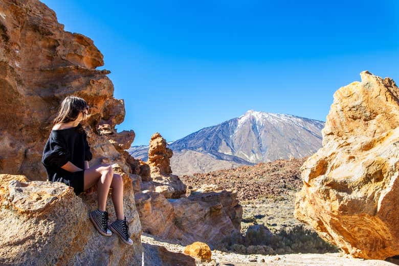 Una joven posando en uno de los miradores del Teide