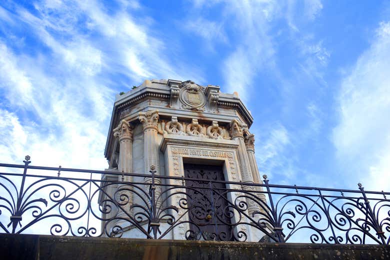 Contemplando o mausoléu do Marquês da Quinta Roja