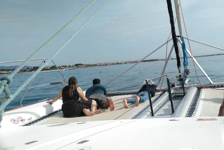 Lungo la Costa Dorada in catamarano