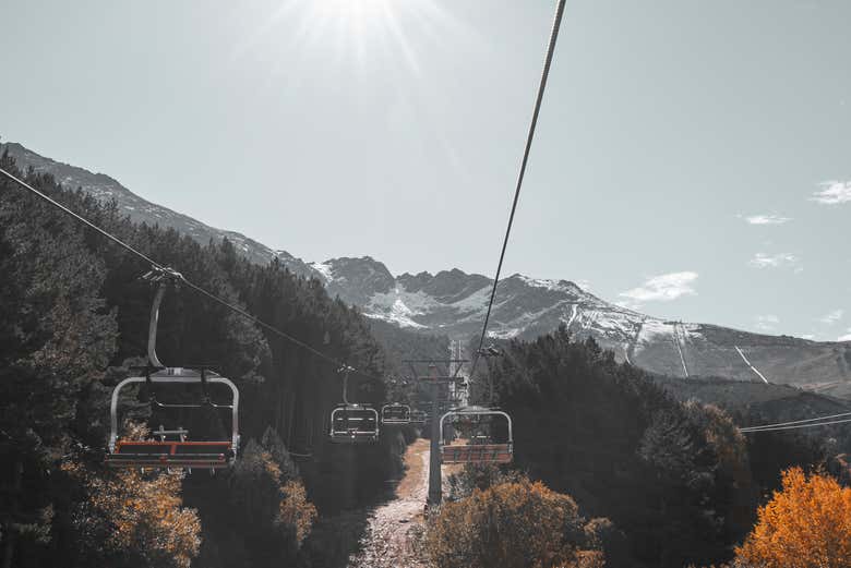 In seggiovia per godersi il paesaggio montano