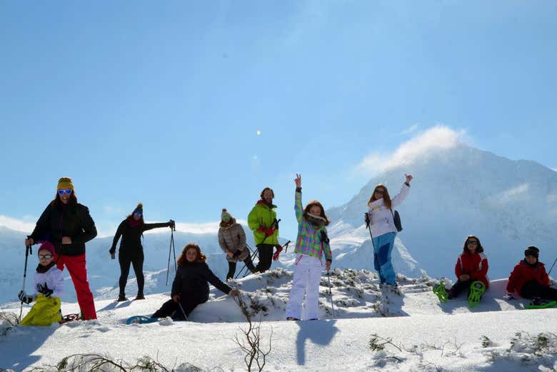 Disfrutando del paseo con raquetas de nieve