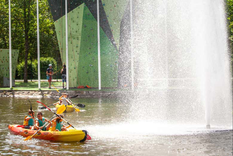 Un kayak passant près de la fontaine du canal
