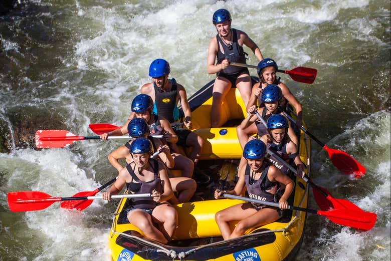 Practicando rafting en el canal olímpico del Segre