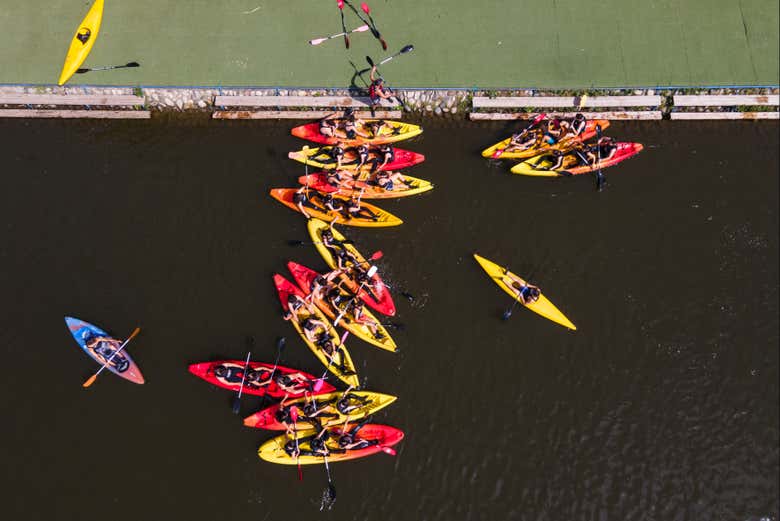 Vue aérienne sur les kayaks dans le canal olympique du Segre