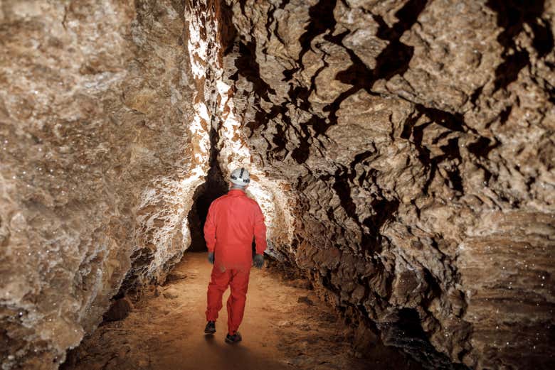 Exploring the Tibigracias cave, León