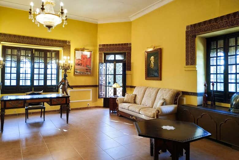 Recorriendo los salones del castillo de Láchar 