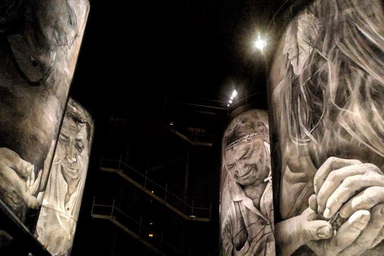 Dettaglio dei murales nella cantina