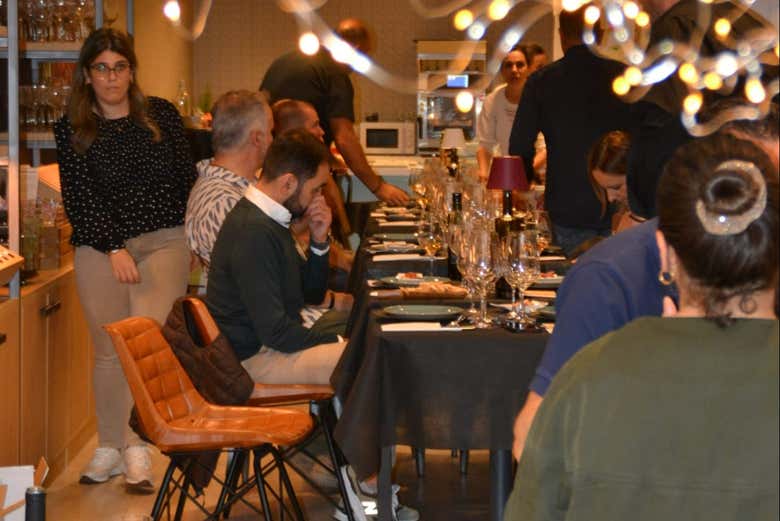 Disfrutando de la cata de vinos de la Rioja Alavesa