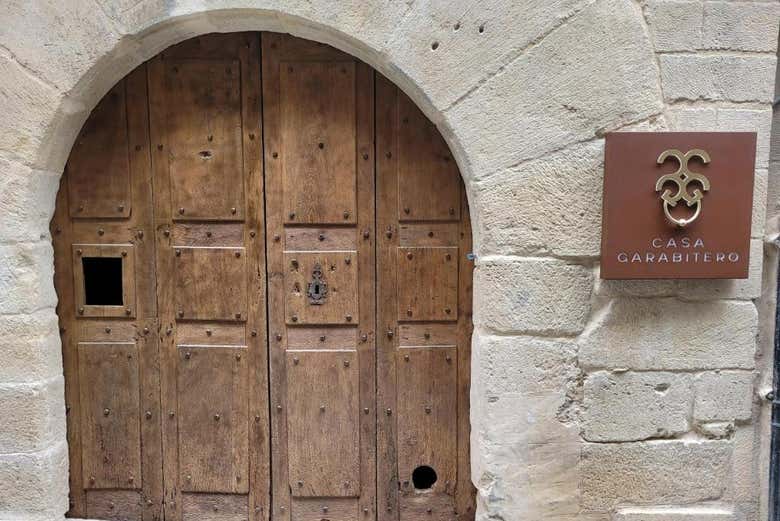 Entrada de Casa Garabitero, situada en el centro de Laguardia