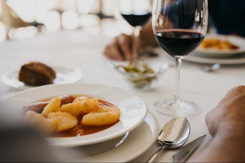 Un délicieux plat de pommes de terre à la riojana