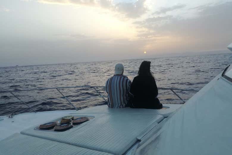 Sentados no convés do barco