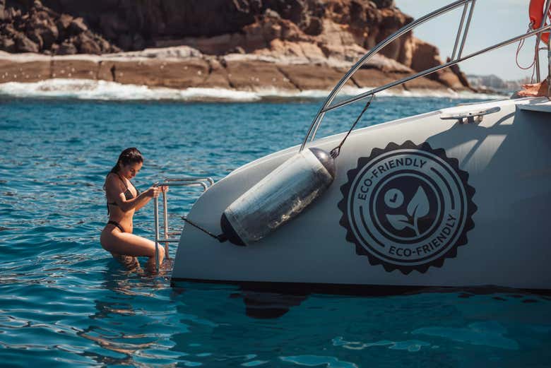 Subindo a escada do catamarã depois de um mergulho
