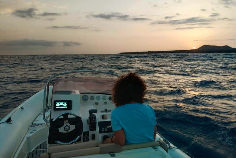 navegando hacia el atardecer en el faro de rasca