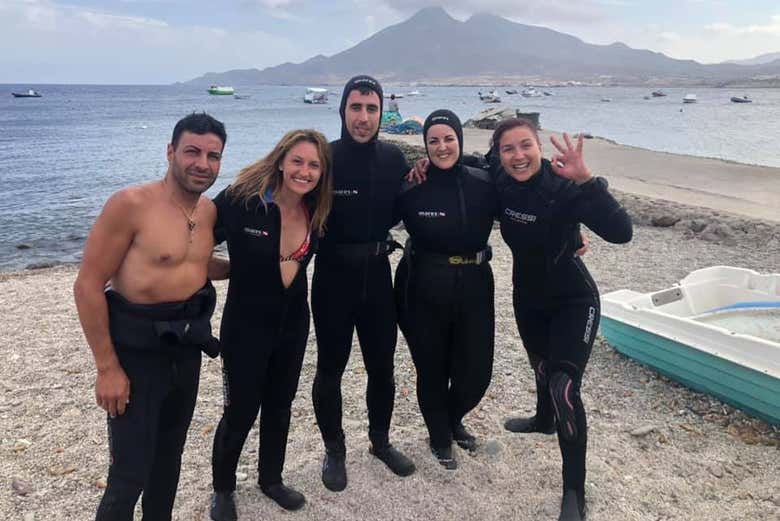 Foto de grupo durante el bautismo de buceo en Las Negras