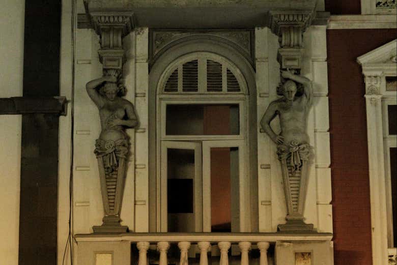Detalle escultórico en una fachada