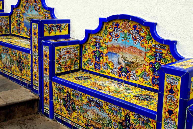 Les célèbres bancs de céramique de Firgas