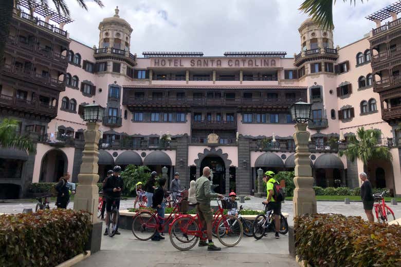 Junto ao hotel Santa Catalina com as bicicletas