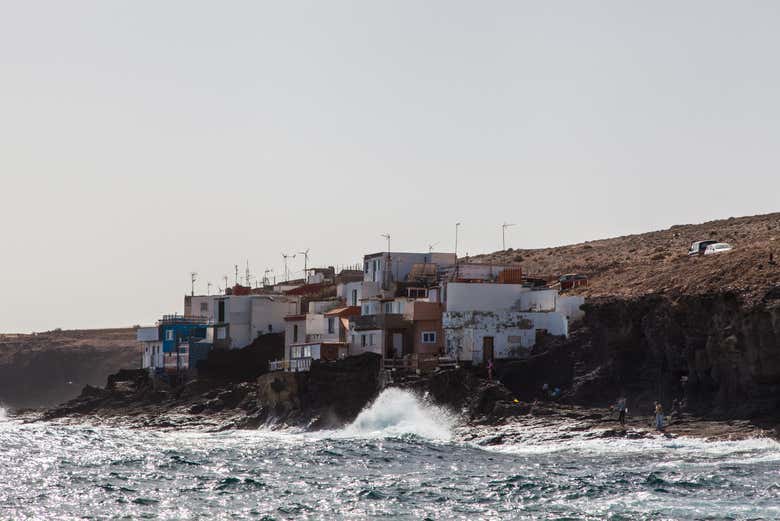 Casas blancas en los acantilados de Tufia