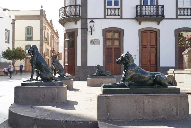 Los famosos perros de la Plaza de Santa Ana