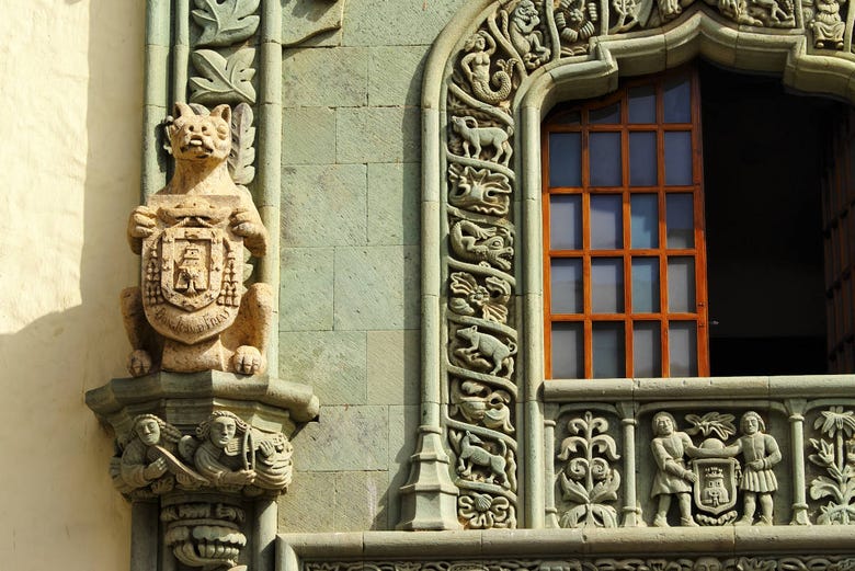 Detail of the façade of the Casa de Colón