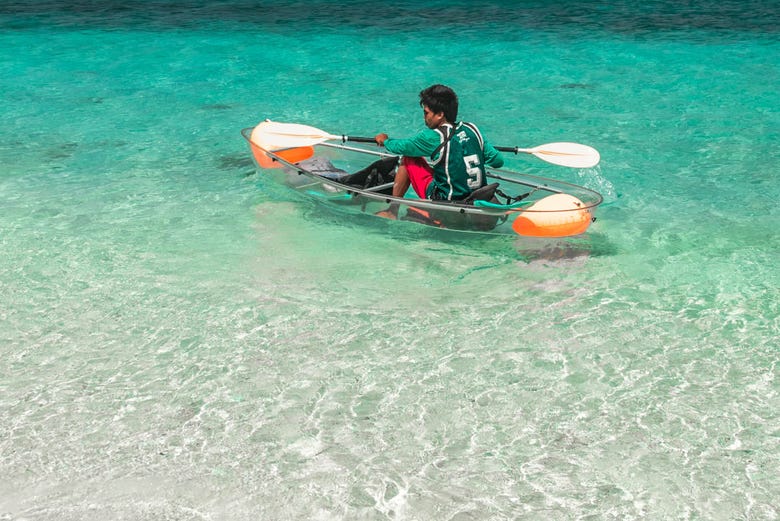Navegando en un kayak transparente