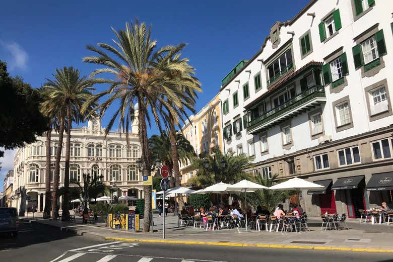 Descubriréis el ambiente señorial de sus plazas