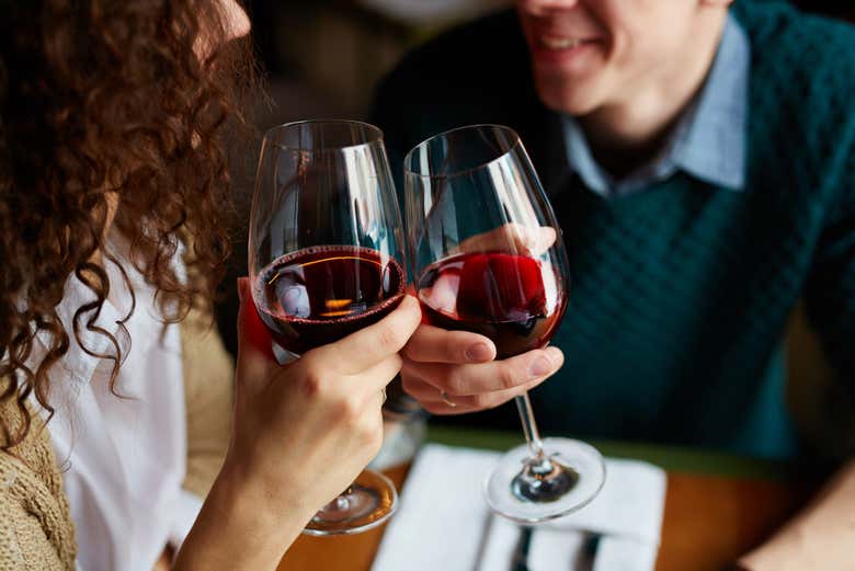 Couple dégustant du vin
