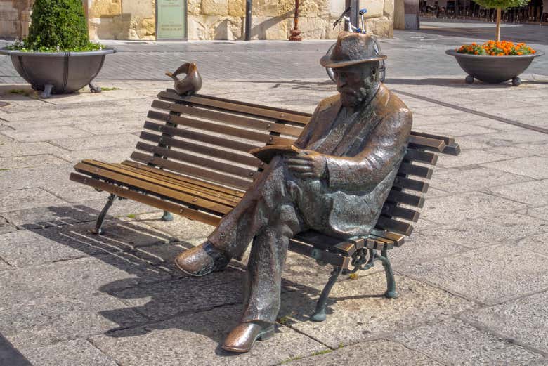 Estatua de Gaudí en la plaza de San Marcelo