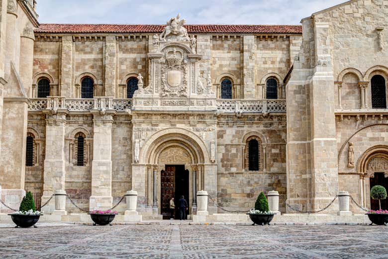 Fachada de la basílica de San Isidoro