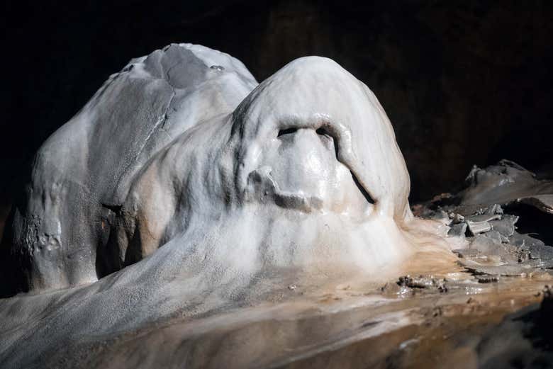 Escultura natural fantasmagórica na Cueva de Valporquero