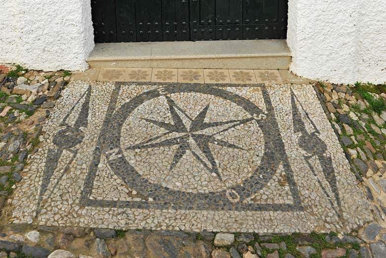 Mosaicos en la calzada del pueblo, los conocidos llanos