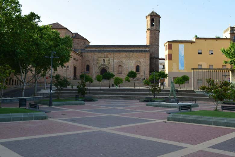 A Plaza de Santa María e seu templo homônimo ao fundo