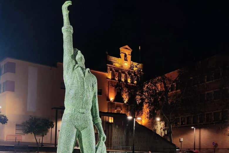 Estátua de Raphael à noite