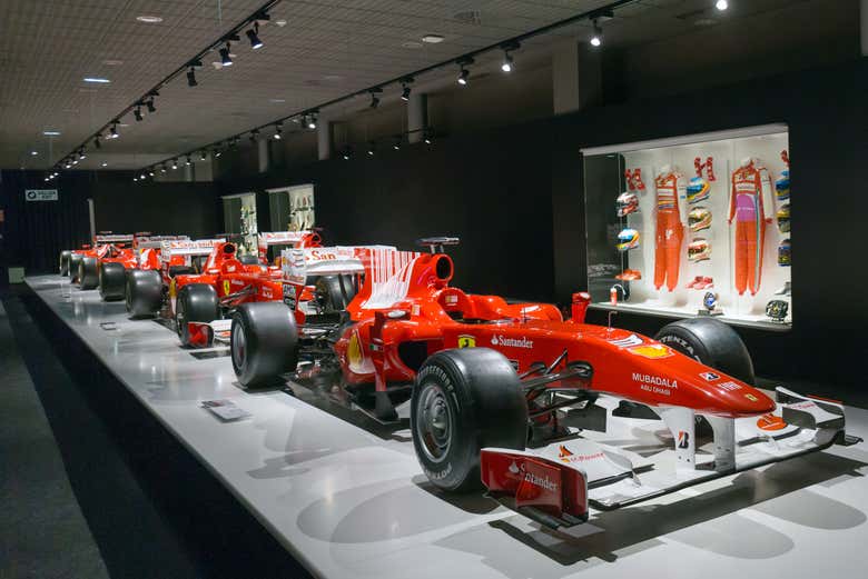 Exposição de monopostos, capacetes e macacões