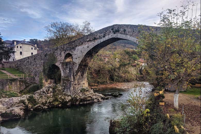 Ponte romana de Cangas de Onís sobre o rio Sella