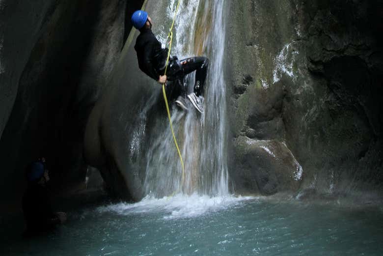 Praticando canyoning 