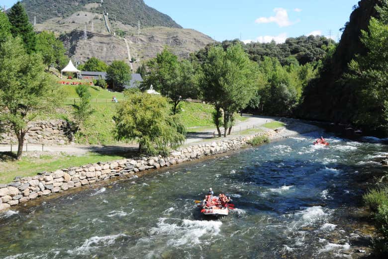 Dirigez le canot de rafting dans les rapides