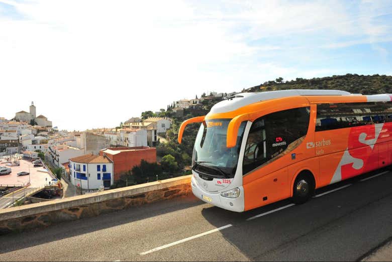 El autobús pasando por Cadaqués