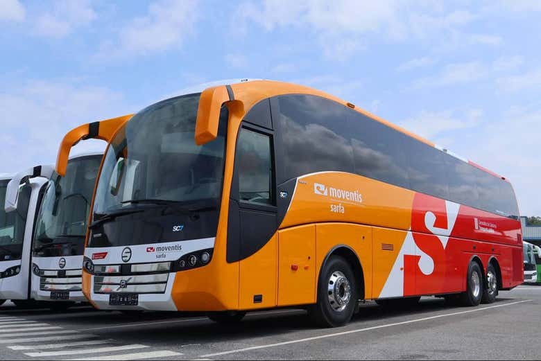 El autobús que conecta El Prat con Tossa y Lloret de Mar