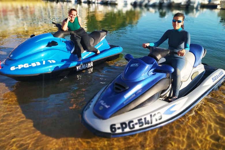 Amigas en una moto de agua