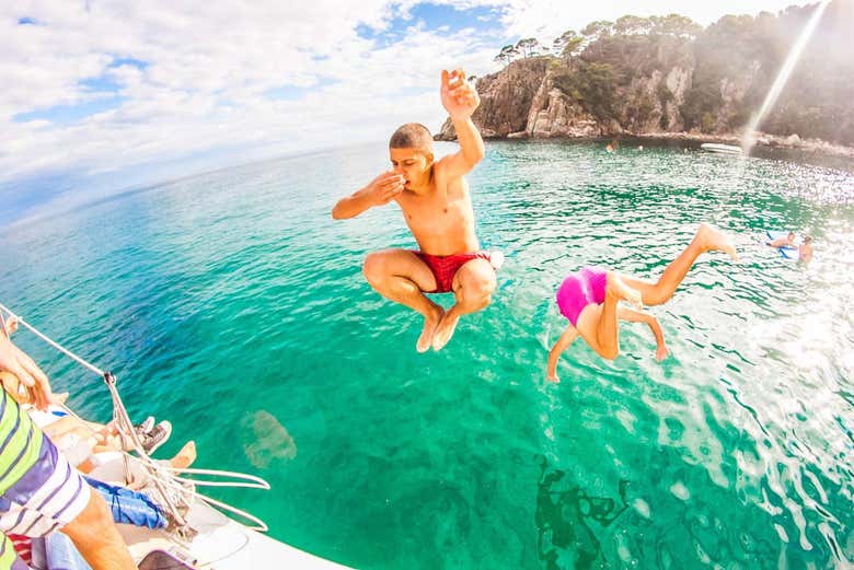 Saltando al agua desde el catamarán