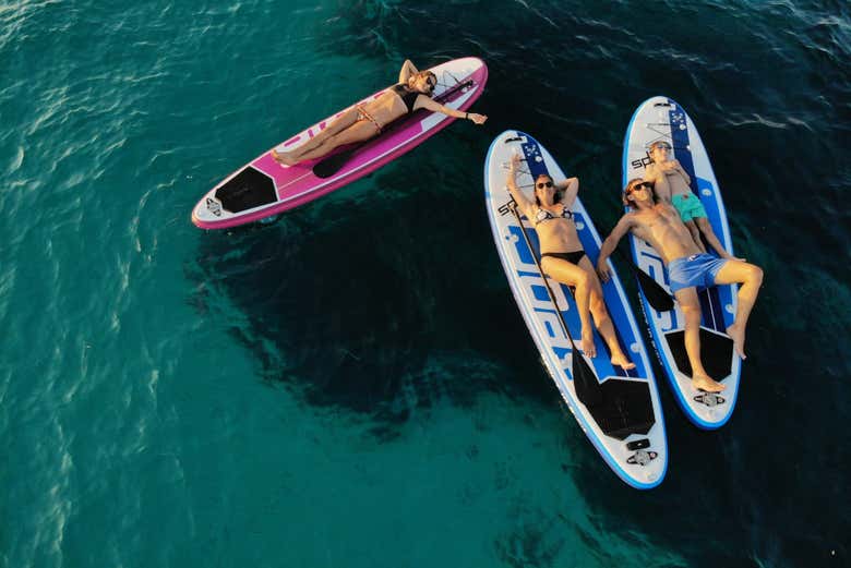 Descansando sobre las tablas de paddle surf