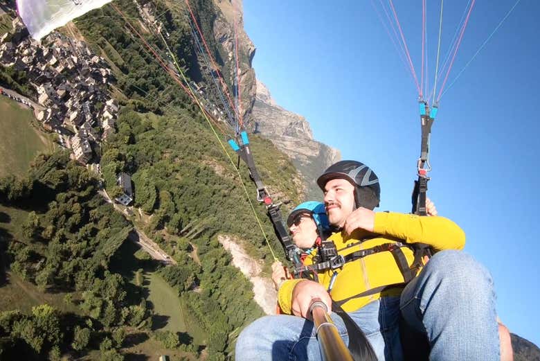 Disfrutando de la experiencia de parapente