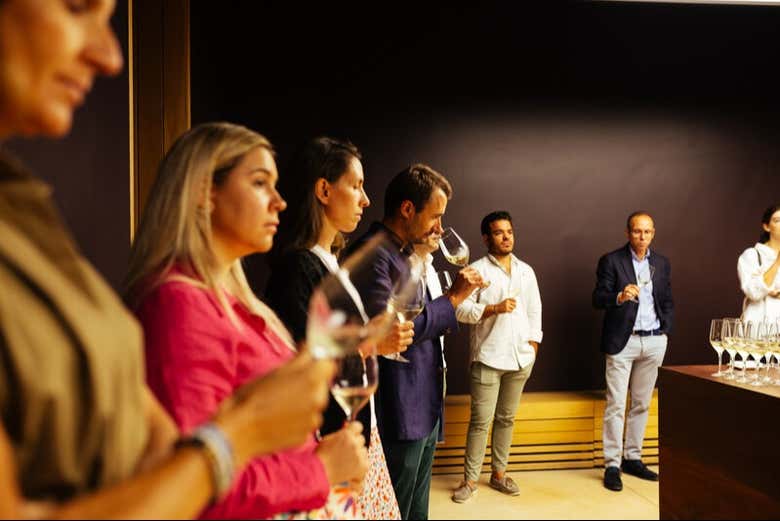 Dégustation de vin dans le domaine viticole